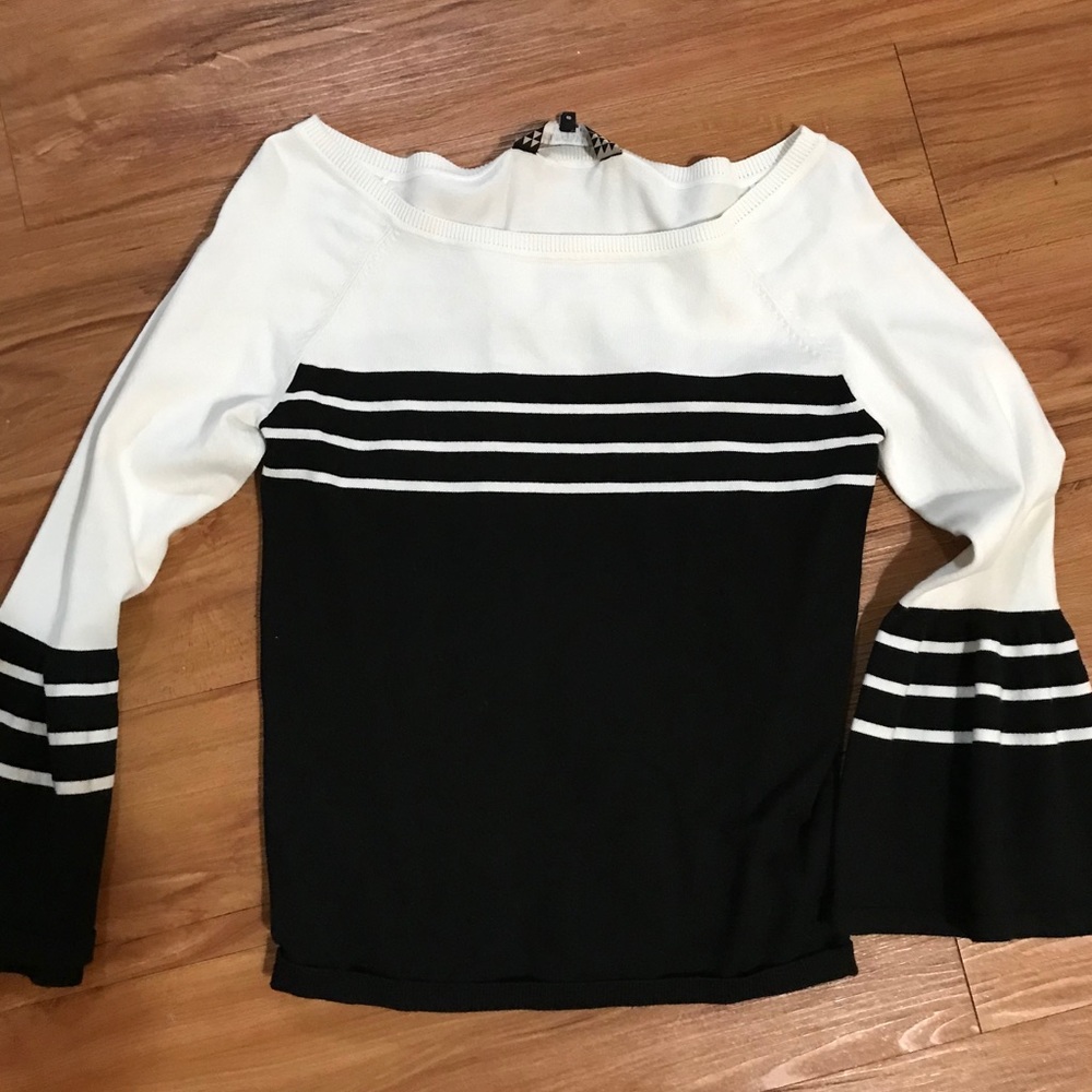 Black and white long sleeve fashion top